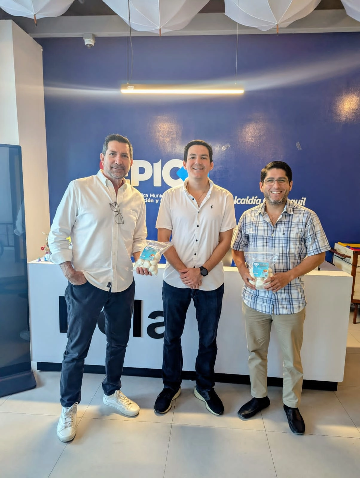 Sesión de mentoría de GuayaLab con Corporación Favorita y Cultura Açaí